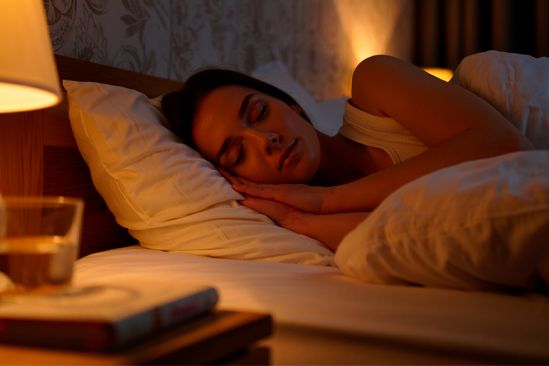 Девушка спит на кровати